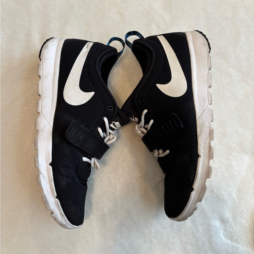 Nike Mens Black and White Sneakers